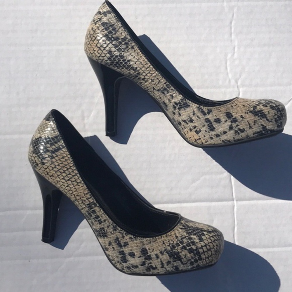 NWOT Zodiac Evade Snakeskin Pumps